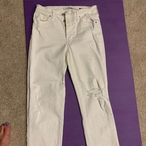 White distressed jeans size 27 new never worn💙